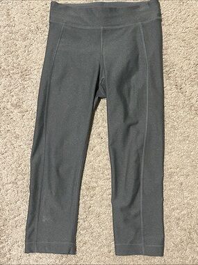 Under Armour Women’s  Gray Cropped Athletic Leggings